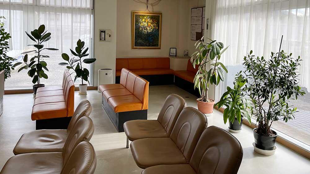 観葉植物や花に囲まれたロビー